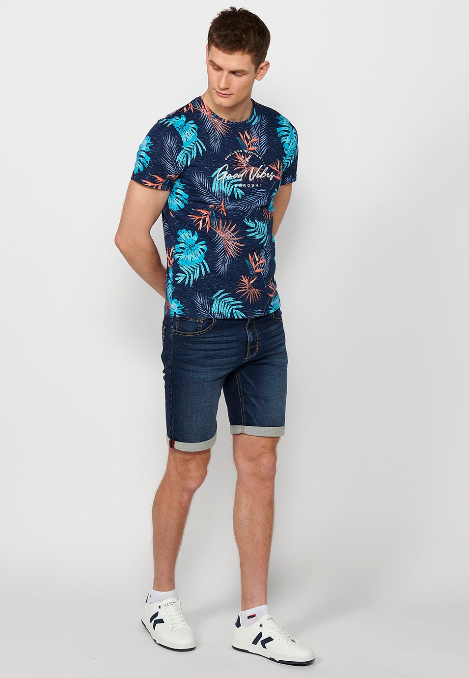 Camiseta manga corta de algodon con estampado tropical multicolor navy para hombre