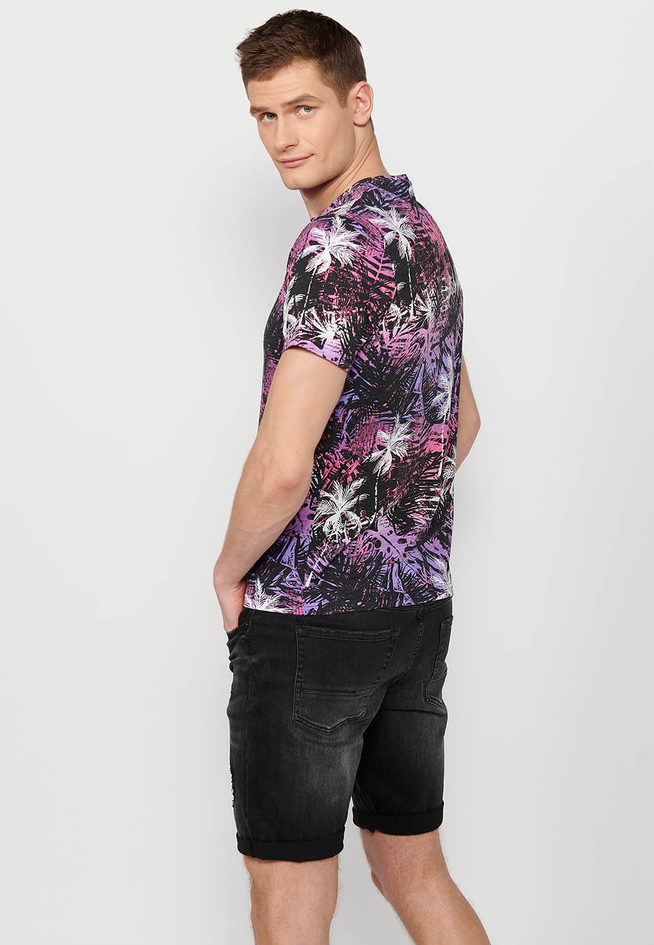 Kurzärmeliges Baumwoll-T-Shirt mit mehrfarbigem rosa-lila tropischem Aufdruck für Herren