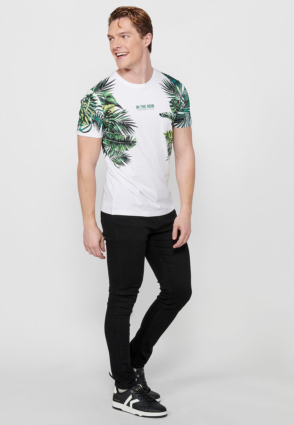 Camiseta de manga corta, estampado tropical y letras delanteras, color blanco para hombres
