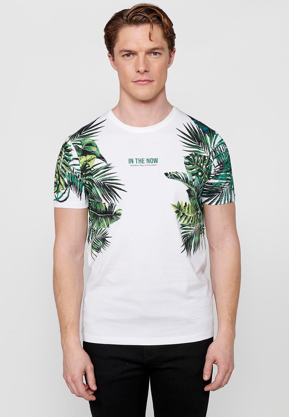 Camiseta de manga corta, estampado tropical y letras delanteras, color blanco para hombres