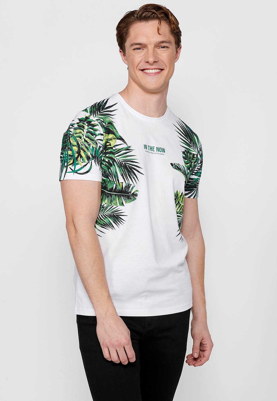 Camiseta de manga corta, estampado tropical y letras delanteras, color blanco para hombres