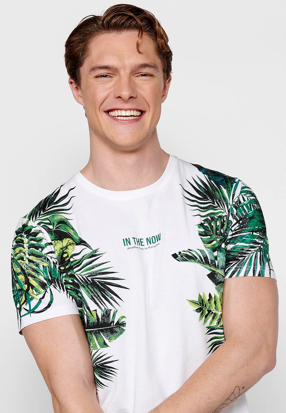 Camiseta de manga corta, estampado tropical y letras delanteras, color blanco para hombres