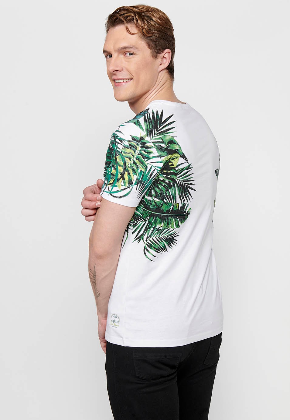 Camiseta de manga corta, estampado tropical y letras delanteras, color blanco para hombres