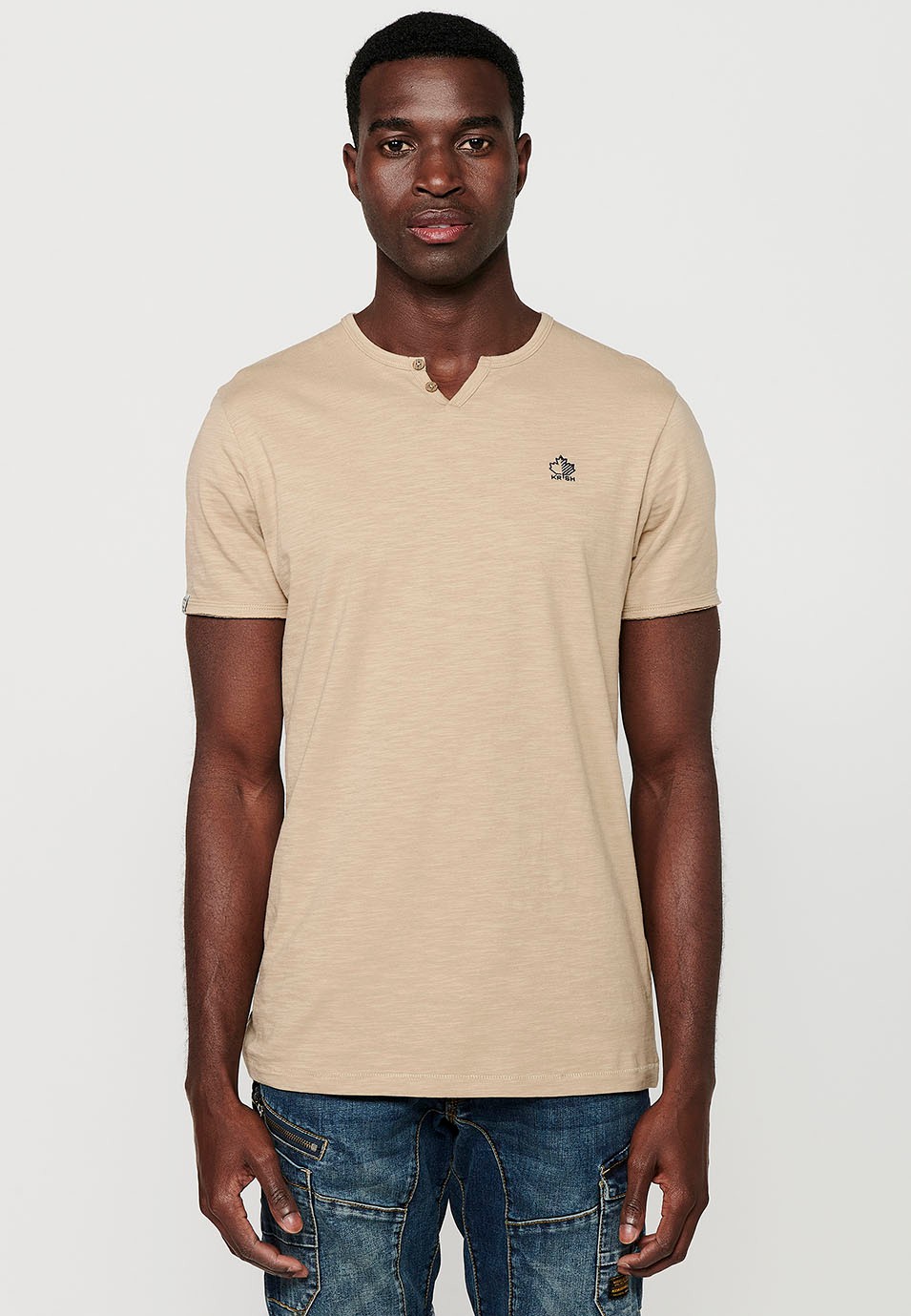 Camiseta básica de manga corta, cuello V con boton, color beige para hombre