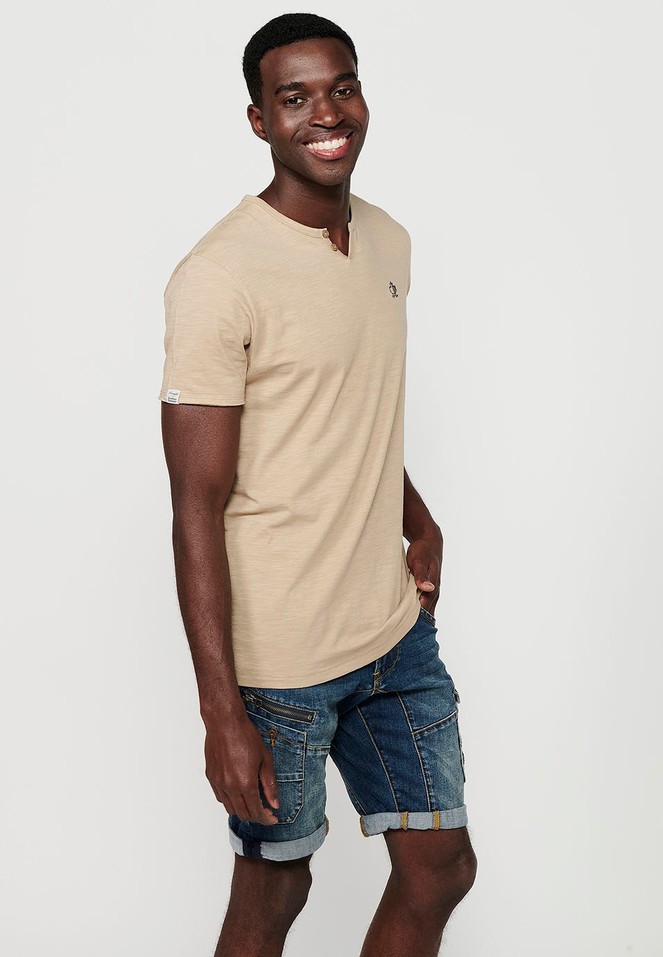 Basic-Kurzarm-T-Shirt, V-Ausschnitt mit Knopf, beige Farbe für Herren