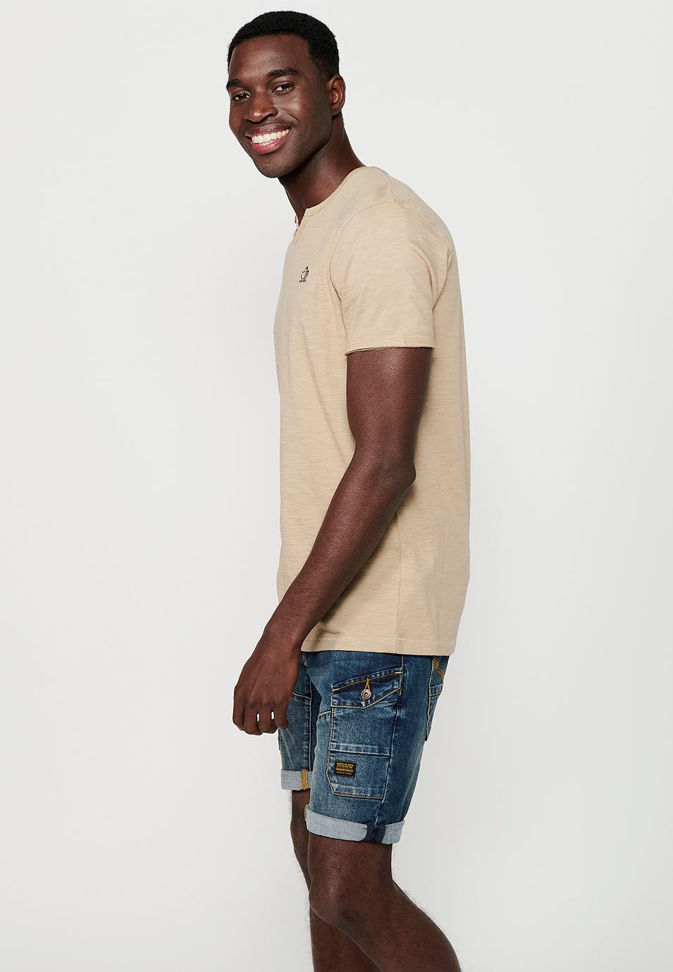 T-shirt basique manches courtes, col V avec bouton, coloris beige pour homme