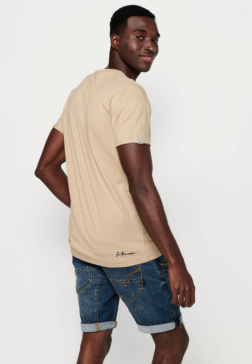 Camiseta básica de manga corta, cuello V con boton, color beige para hombre