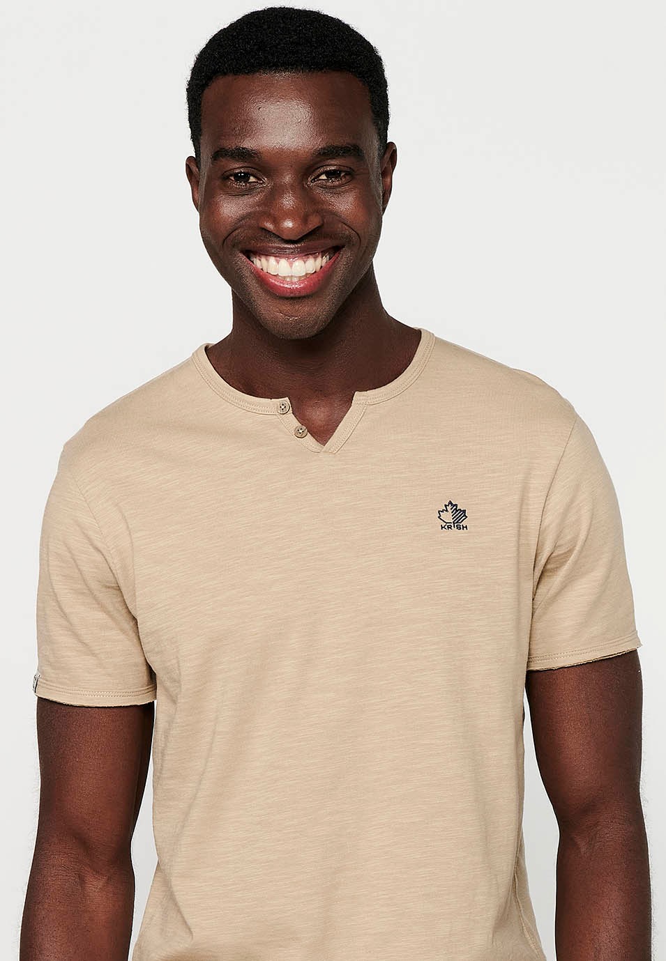 T-shirt basique manches courtes, col V avec bouton, coloris beige pour homme