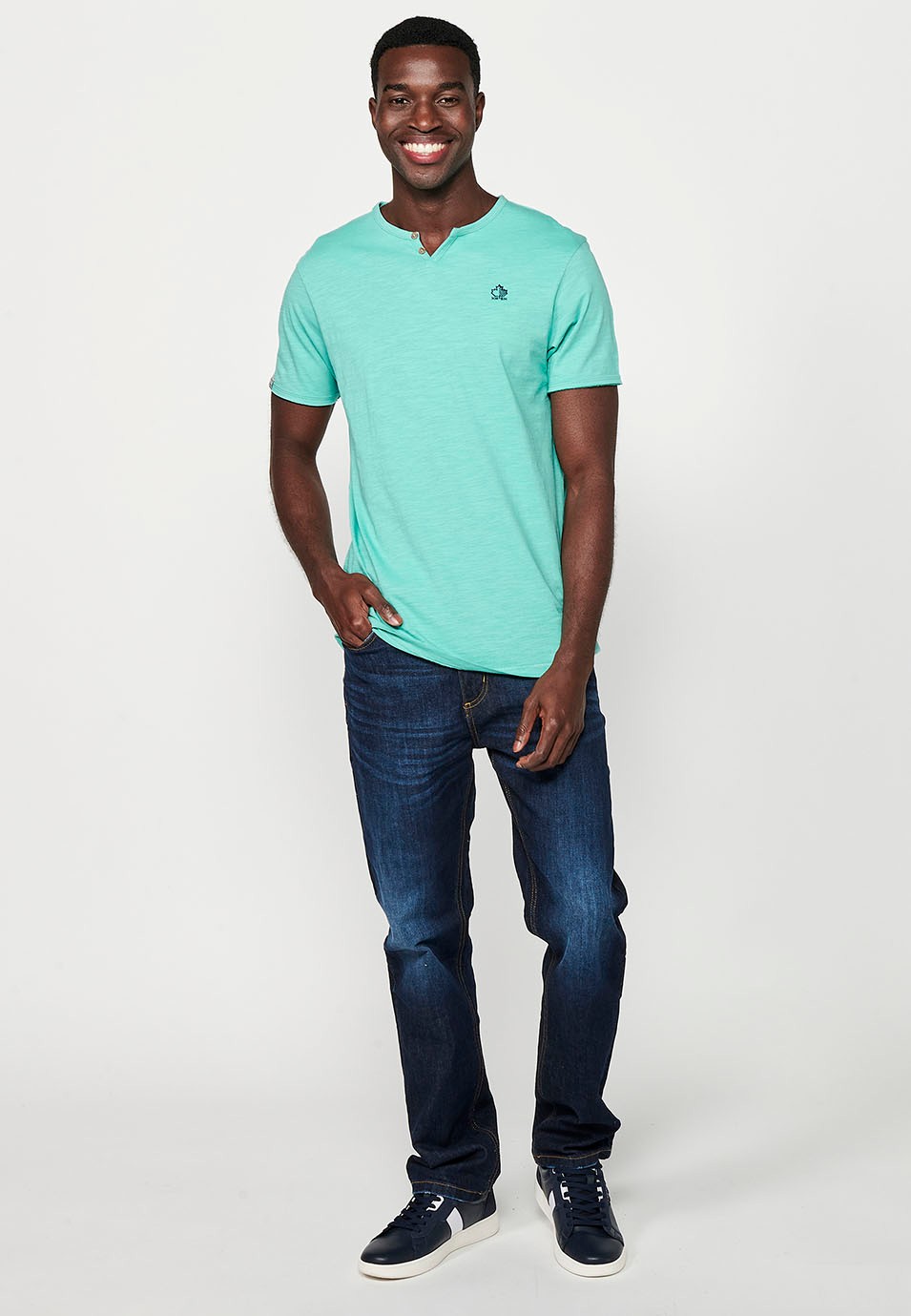 Camiseta básica de manga corta de algodón, cuello V con boton, color menta para hombre 4