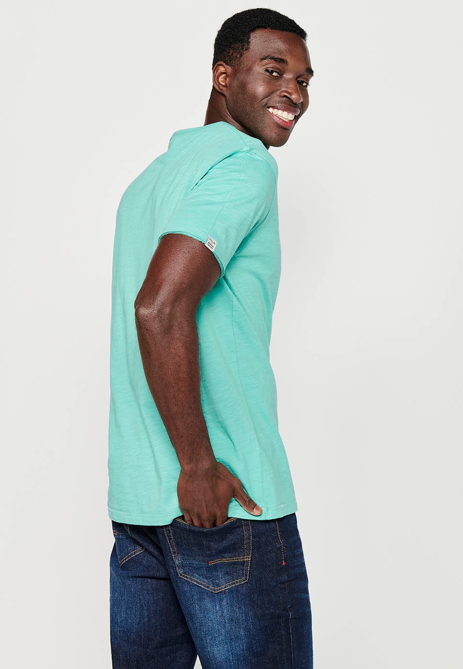 Basic-T-Shirt aus Baumwolle mit kurzen Ärmeln, V-Ausschnitt und Knopf, Mintfarbe für Herren 6