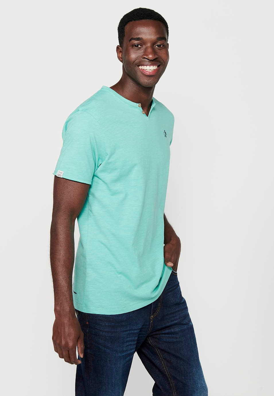 Camiseta básica de manga corta de algodón, cuello V con boton, color menta para hombre 3