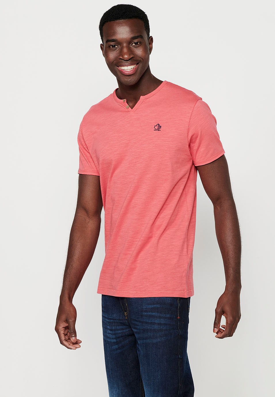 Camiseta básica de manga corta de algodón, cuello V con boton, color rosa para hombre