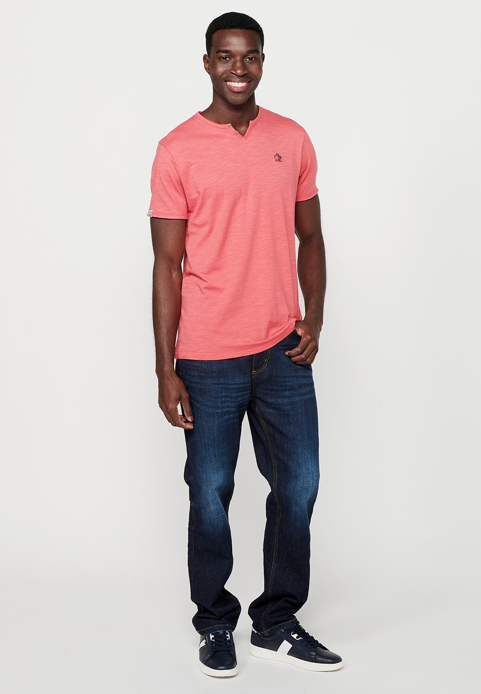 Camiseta básica de manga corta de algodón, cuello V con boton, color rosa para hombre 5