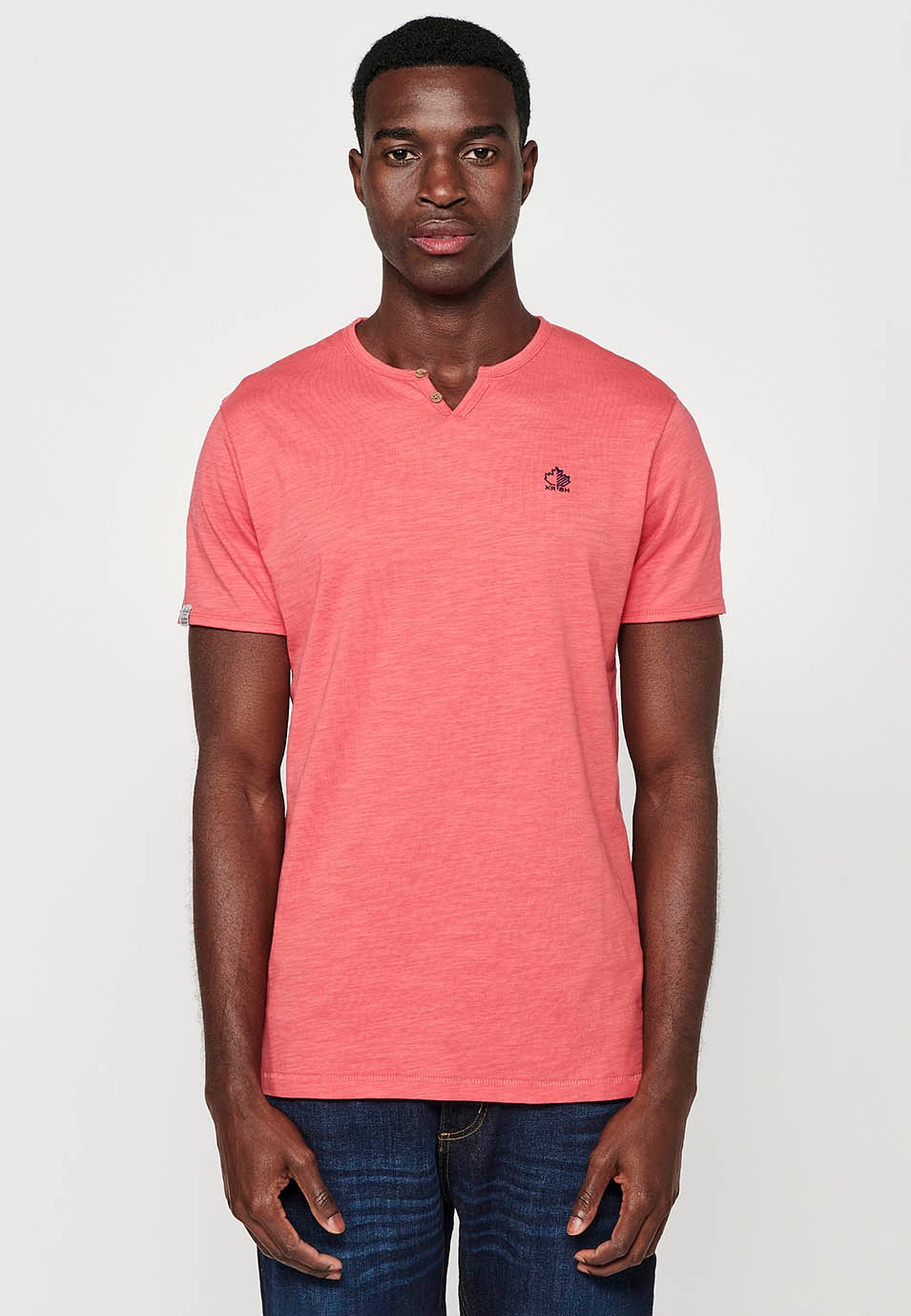 Camiseta básica de manga corta de algodón, cuello V con boton, color rosa para hombre 6