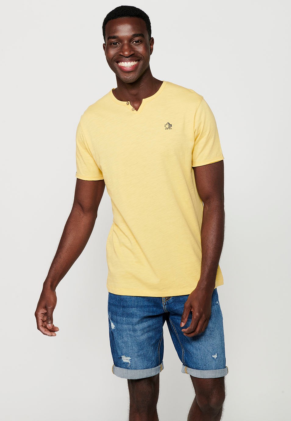 Samarreta bàsica de màniga curta, coll V amb botó, color yellow per a home