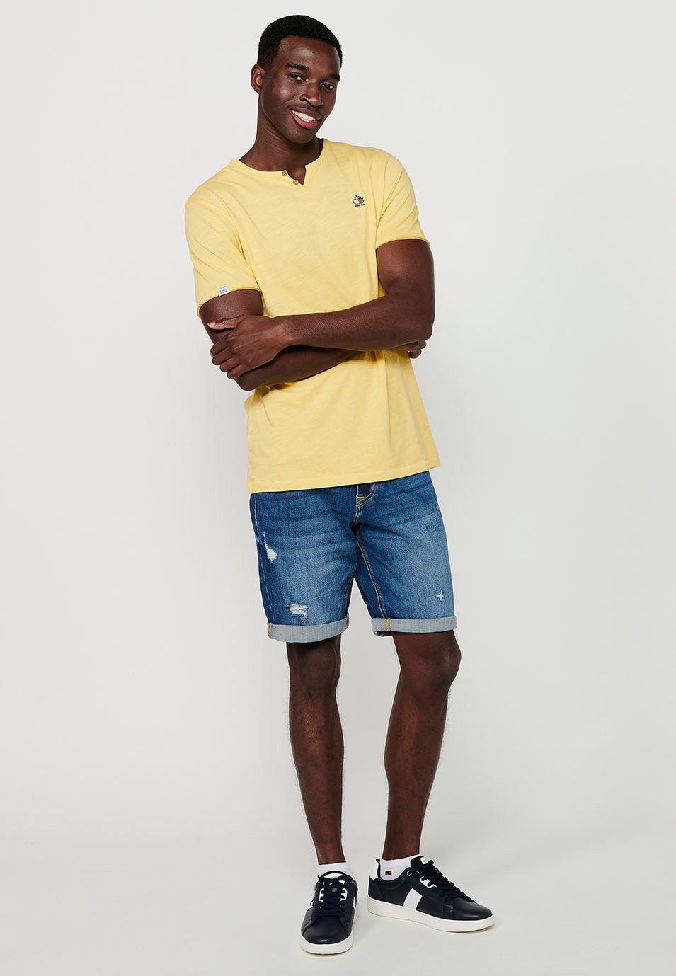 Camiseta básica de manga corta, cuello V con boton, color amarillo para hombre