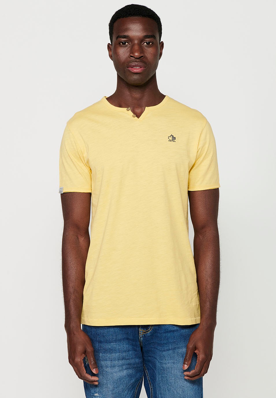 Camiseta básica de manga corta, cuello V con boton, color amarillo para hombre