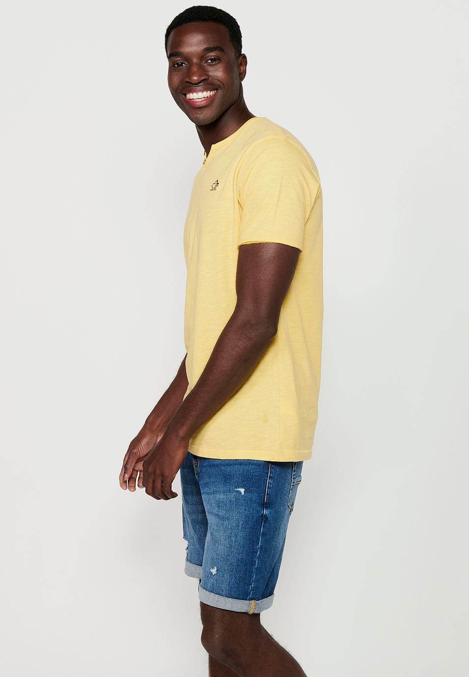 Camiseta básica de manga corta, cuello V con boton, color amarillo para hombre