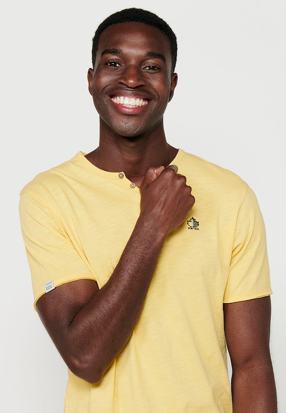 Camiseta básica de manga corta, cuello V con boton, color amarillo para hombre