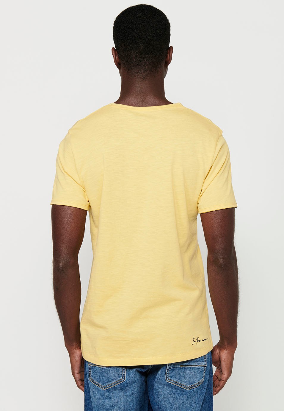 Camiseta básica de manga corta, cuello V con boton, color amarillo para hombre