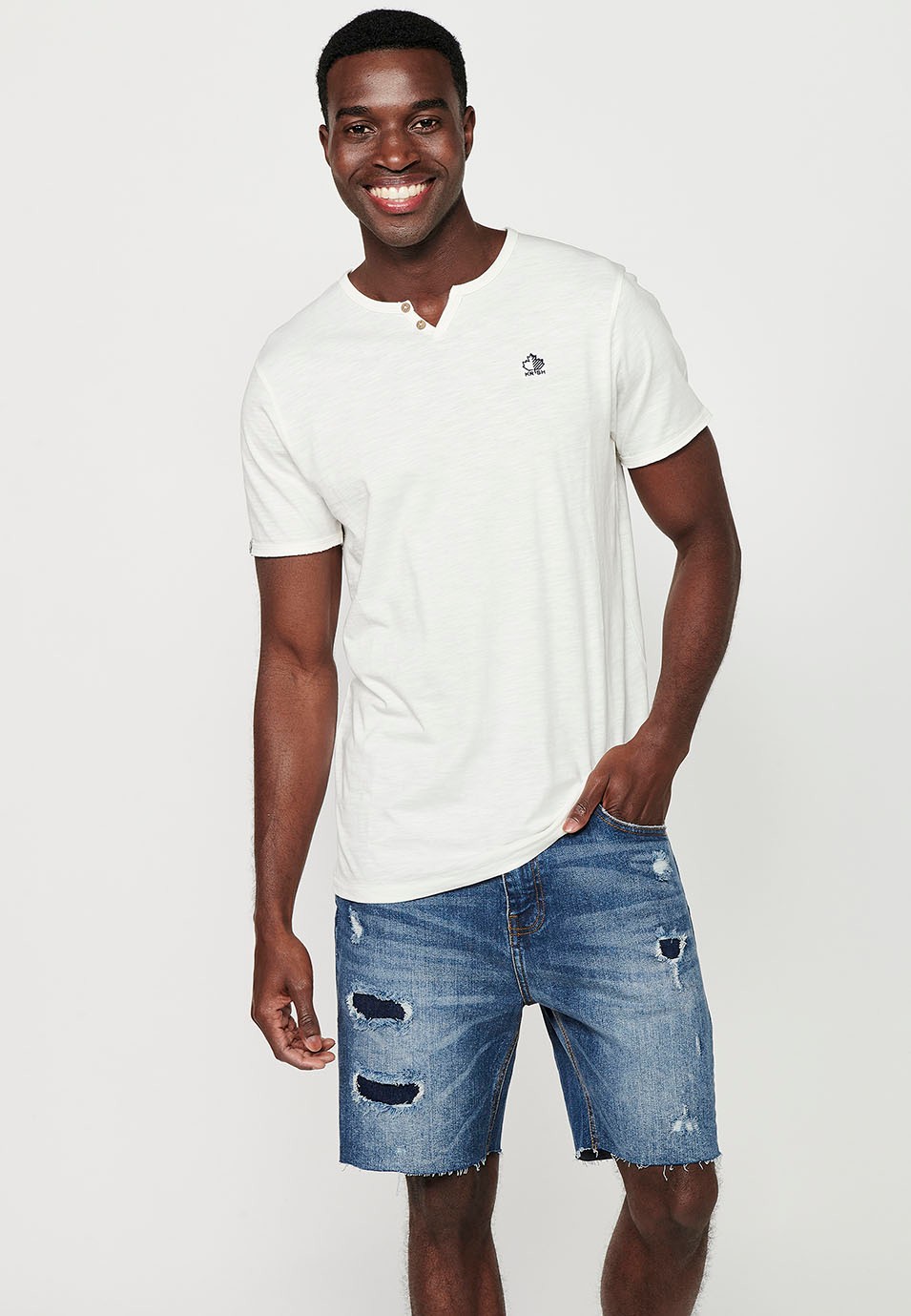 T-shirt basique manches courtes, col V avec bouton, coloris écru pour homme