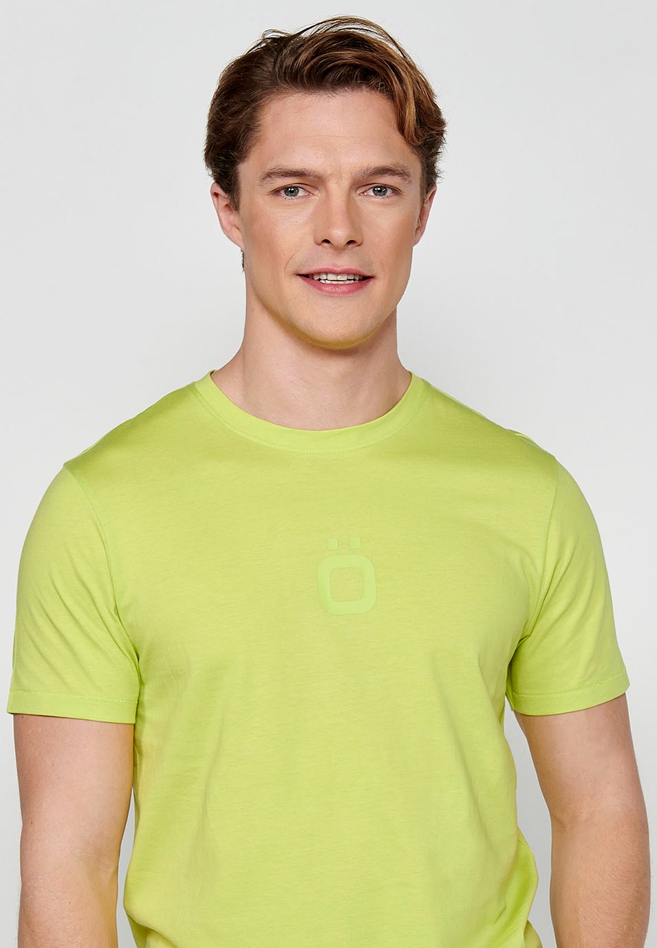 Short sleeve round neck t-shirt with front logo in lime color for men