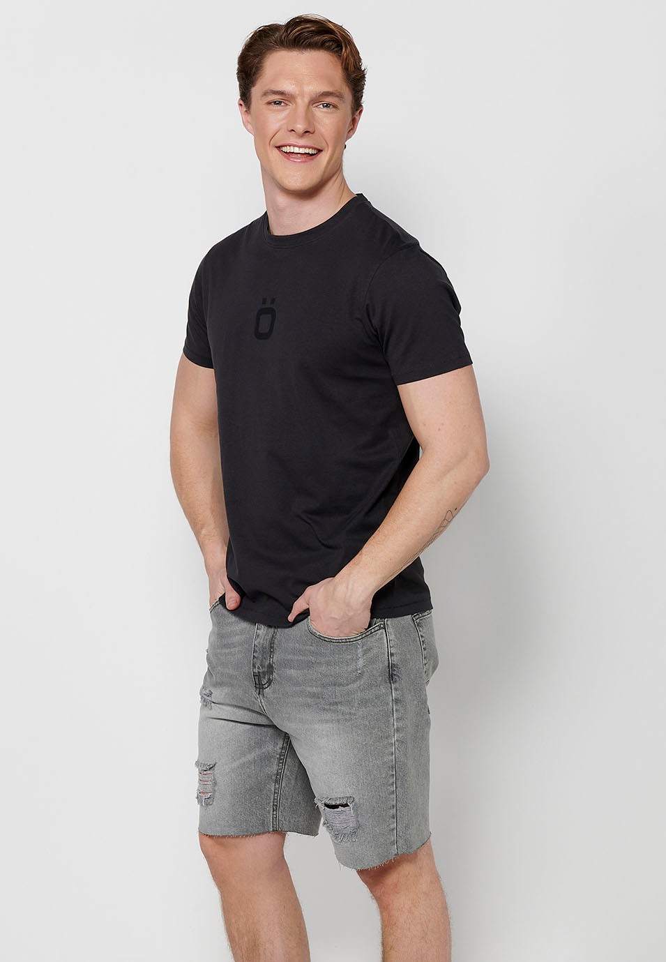 Tee-shirt-manches-courtes-col rond-devant-logo-couleur-noir-homme