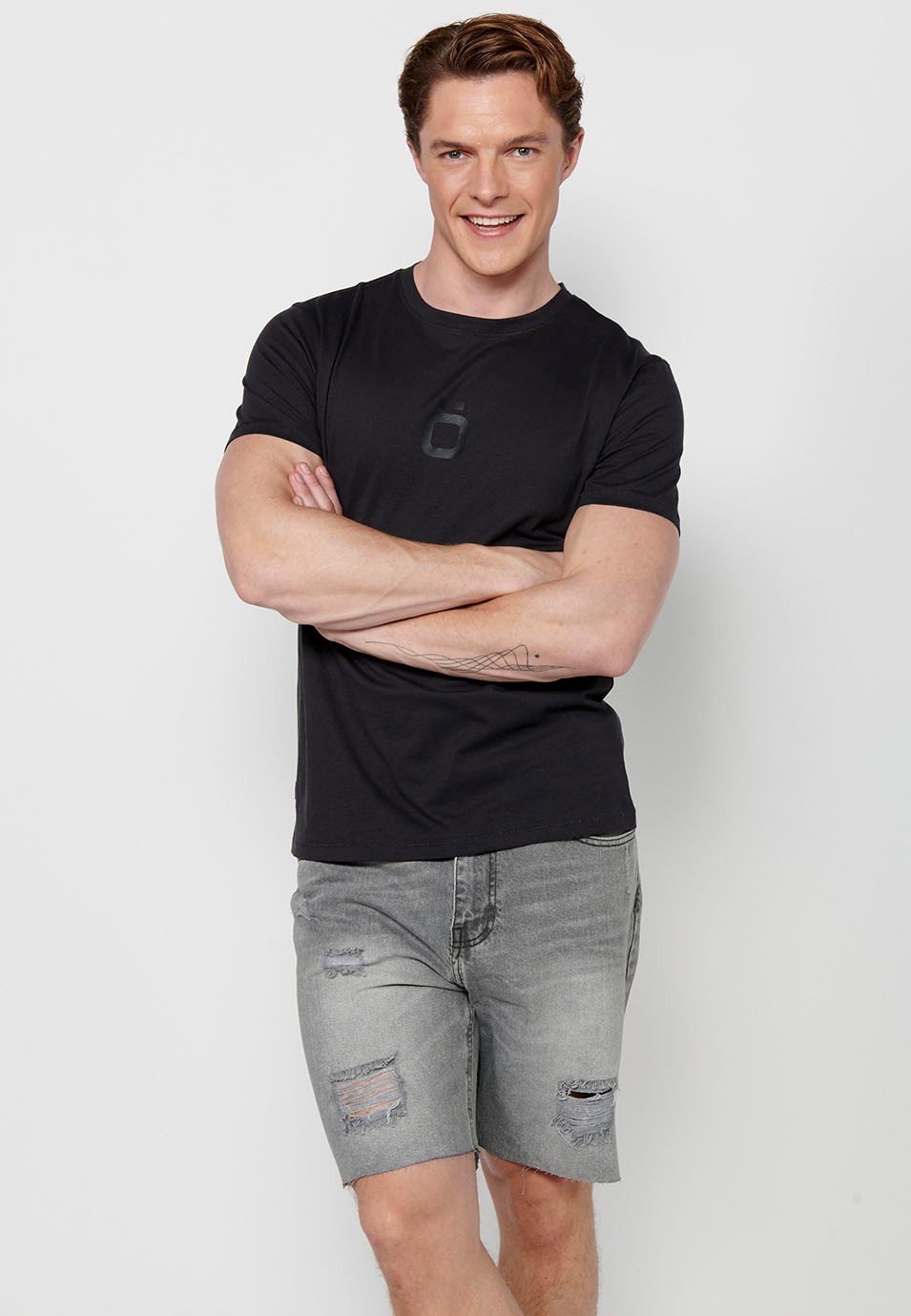 Short sleeve round neck t-shirt with front logo in black for men