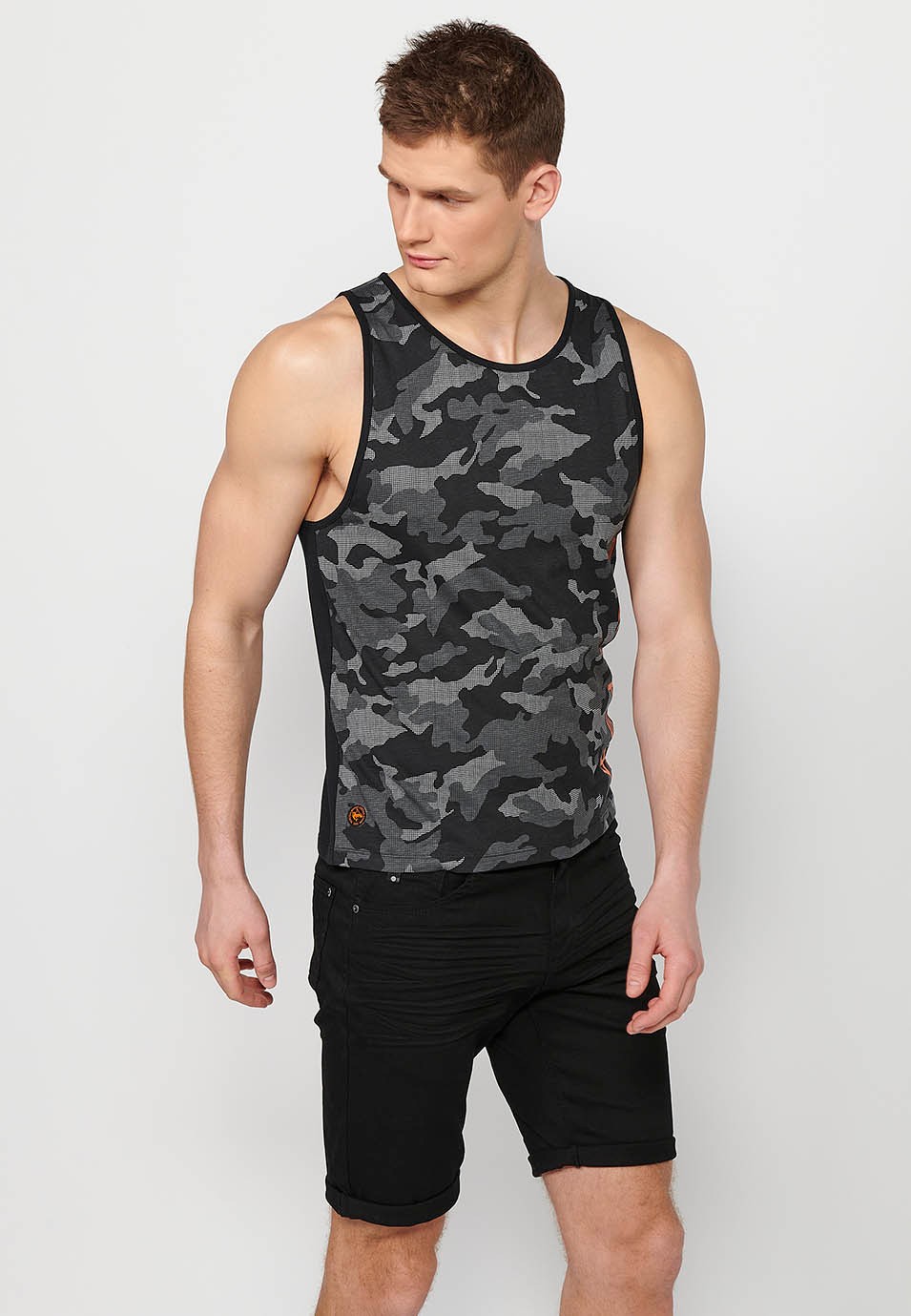Camiseta de tirantes, estampado camuflaje color negro y gris para hombre
