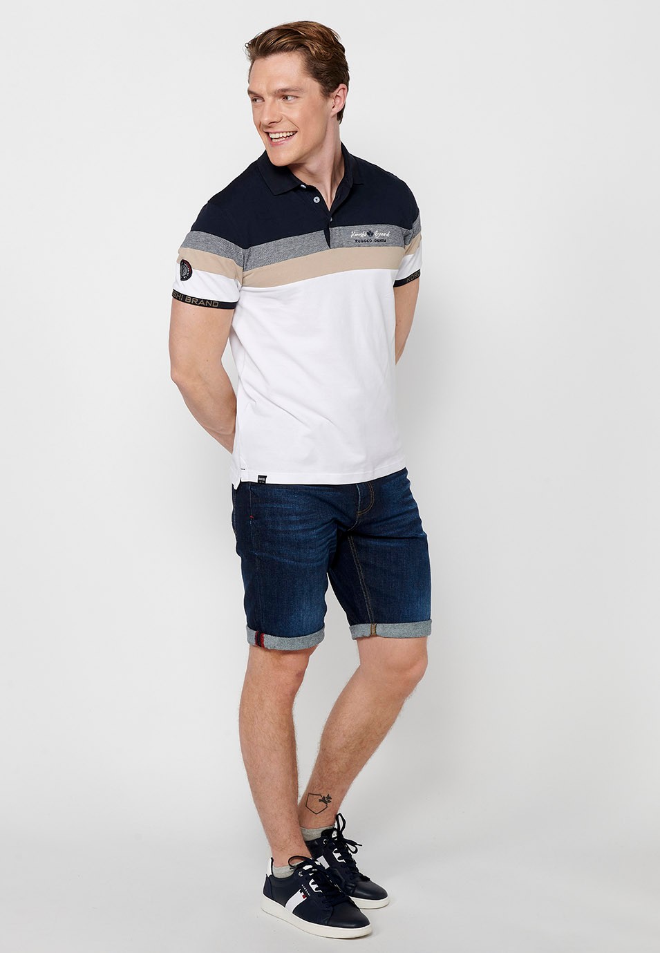 Polo manches courtes 100% coton, détail rayé sur la poitrine, coloris blanc pour homme