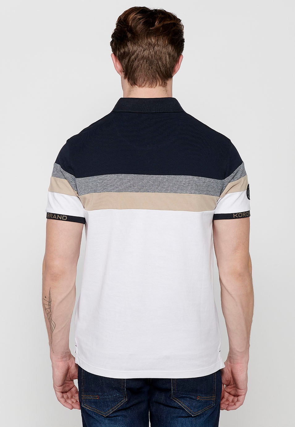 Kurzarm-Poloshirt aus 100 % Baumwolle, Streifendetail auf der Brust, weiße Farbe für Herren