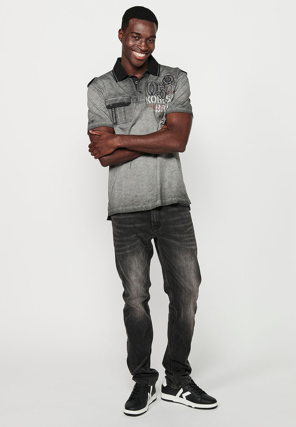 Polo de manga corta de algodón con cuello camisero con botones y bolsillo delantero con solapa y acabado con aberturas con detalles delantero bordados de color gris para hombre | Ropa Casual 3