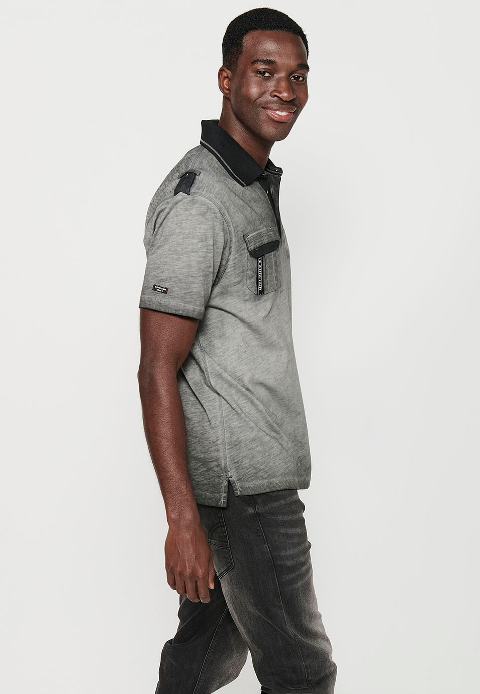 Polo de manga corta de algodón con cuello camisero con botones y bolsillo delantero con solapa y acabado con aberturas con detalles delantero bordados de color gris para hombre | Ropa Casual 5