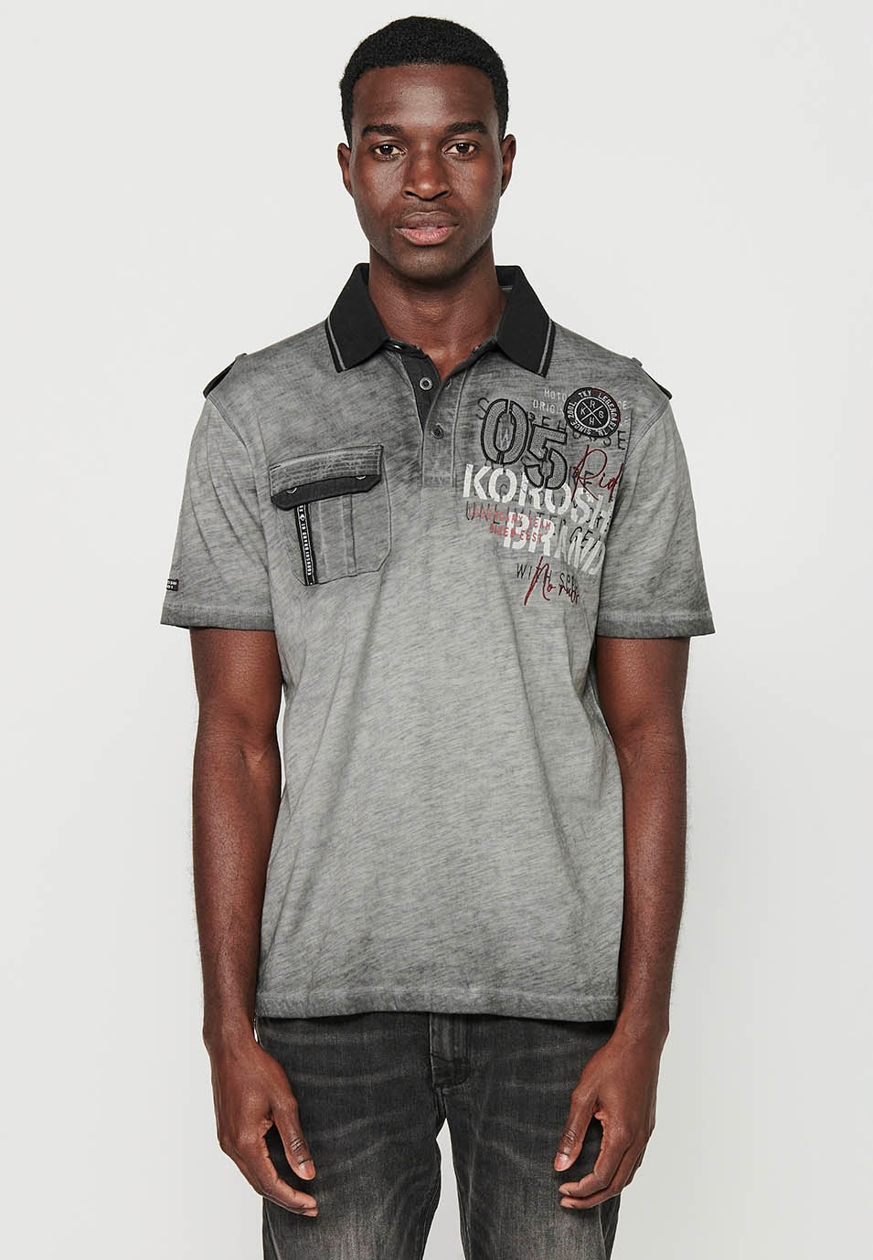 Polo de manga corta de algodón con cuello camisero con botones y bolsillo delantero con solapa y acabado con aberturas con detalles delantero bordados de color gris para hombre | Ropa Casual 7