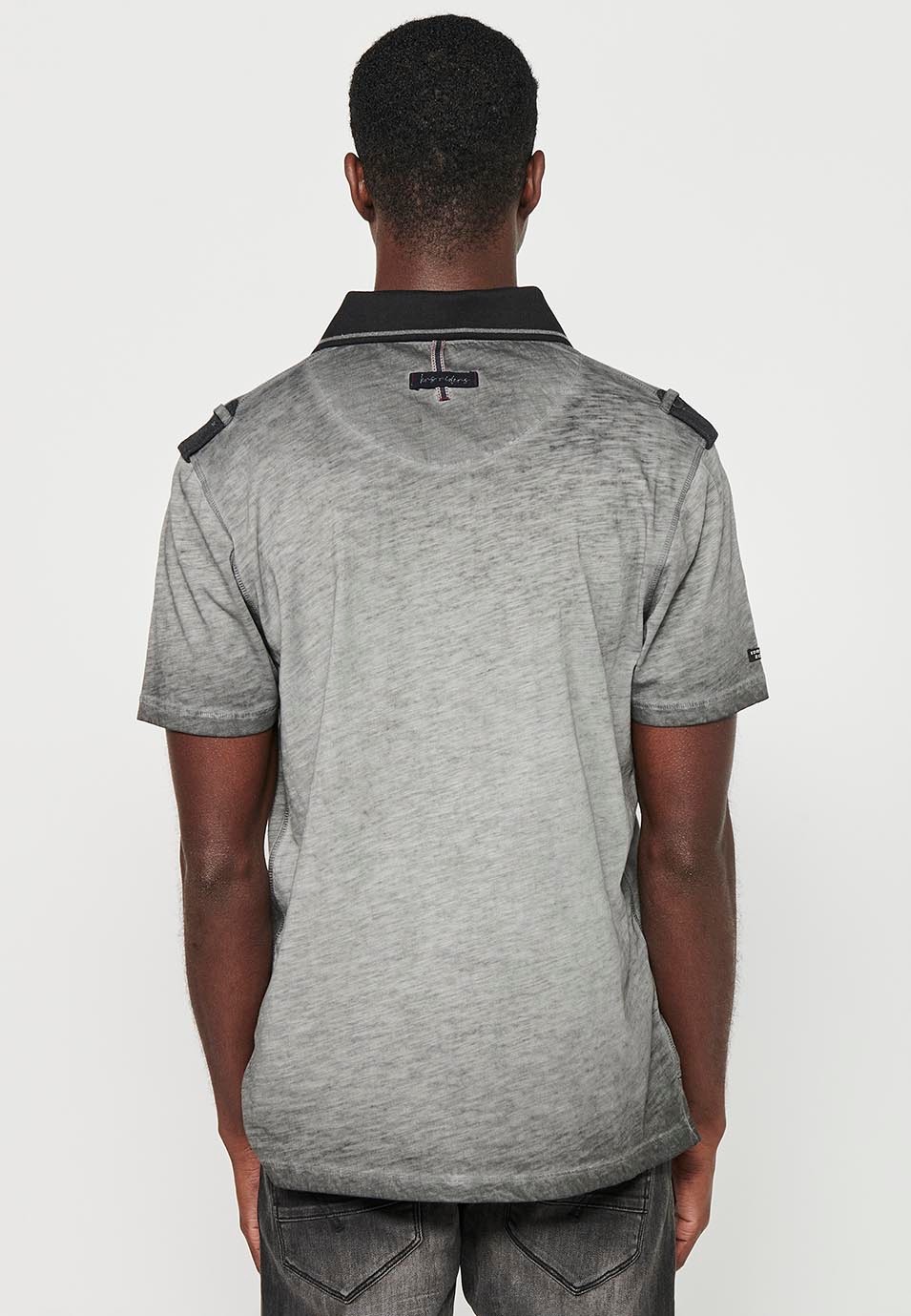 Polo de manga corta de algodón con cuello camisero con botones y bolsillo delantero con solapa y acabado con aberturas con detalles delantero bordados de color gris para hombre | Ropa Casual 6