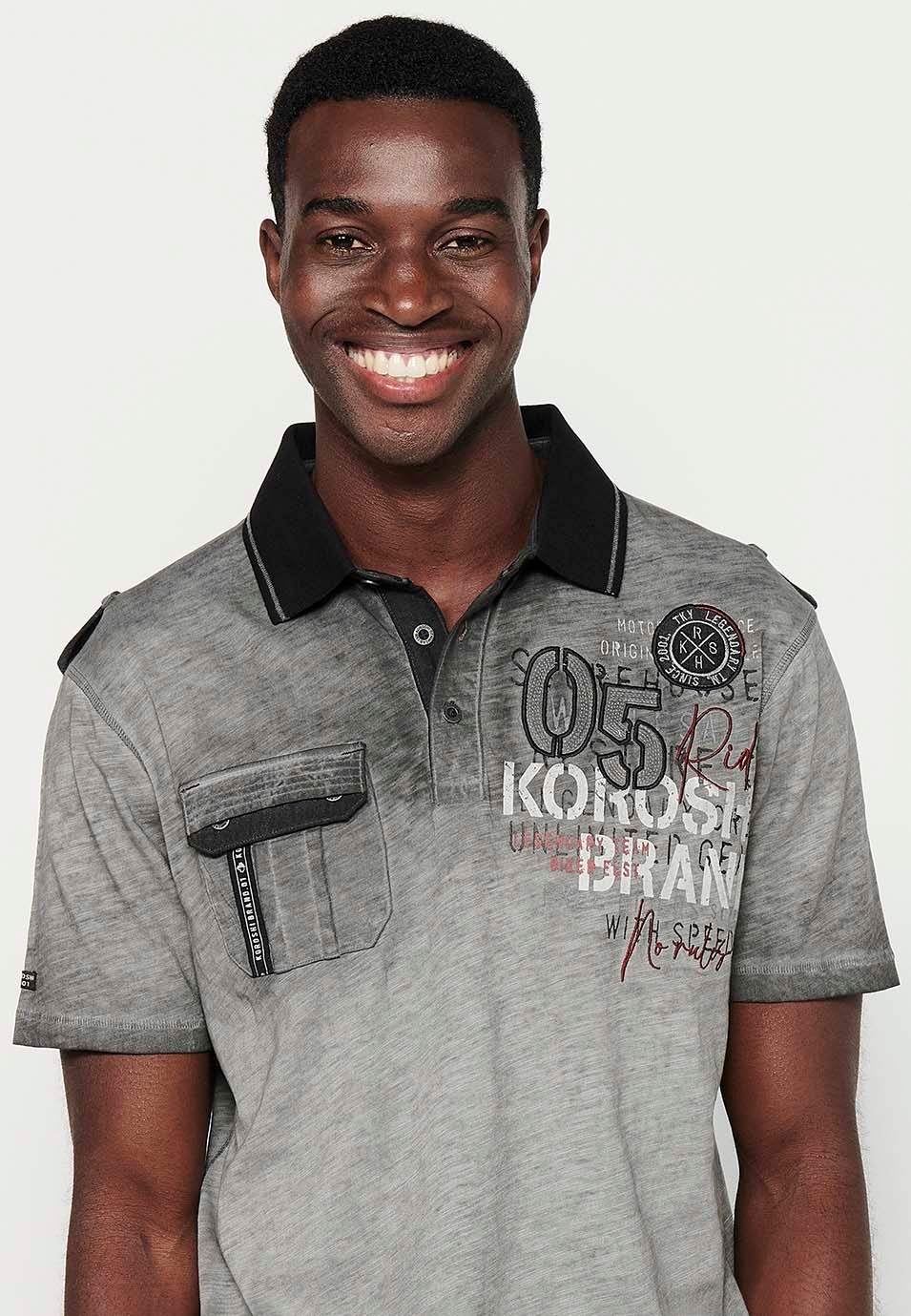 Polo de manga corta de algodón con cuello camisero con botones y bolsillo delantero con solapa y acabado con aberturas con detalles delantero bordados de color gris para hombre | Ropa Casual 4