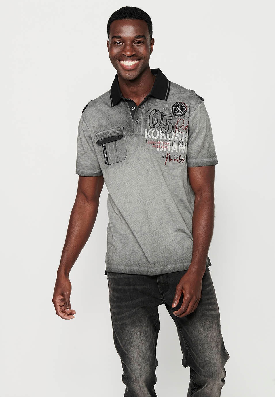 Polo de manga corta de algodón con cuello camisero con botones y bolsillo delantero con solapa y acabado con aberturas con detalles delantero bordados de color gris para hombre | Ropa Casual 1