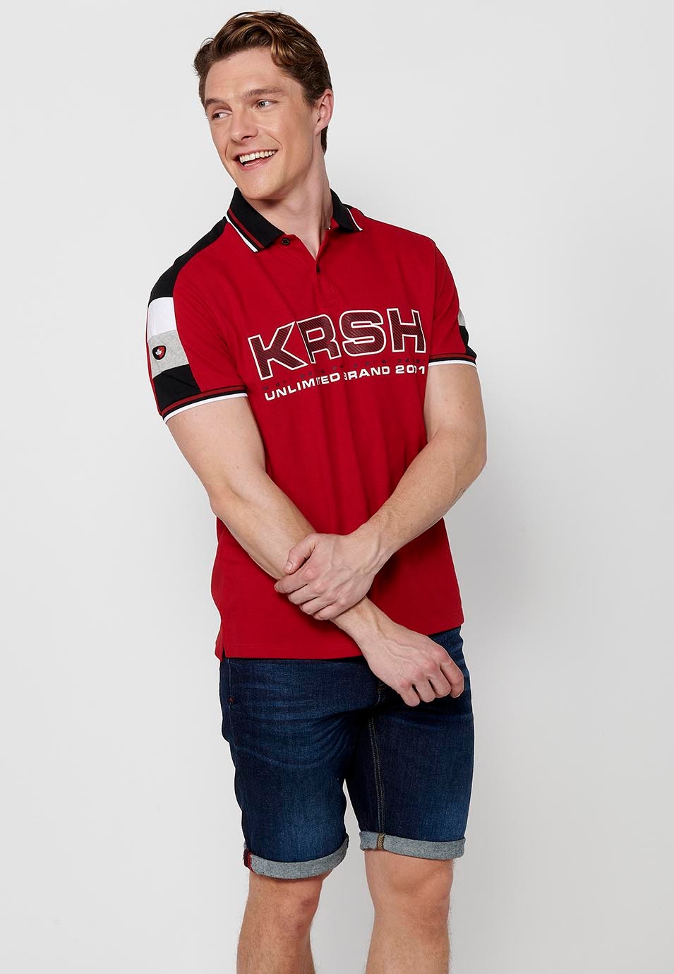 Short-sleeved cotton polo shirt with shirt collar with buttons and front detail with sleeves finished in rib and finished with side slits in Red for Men