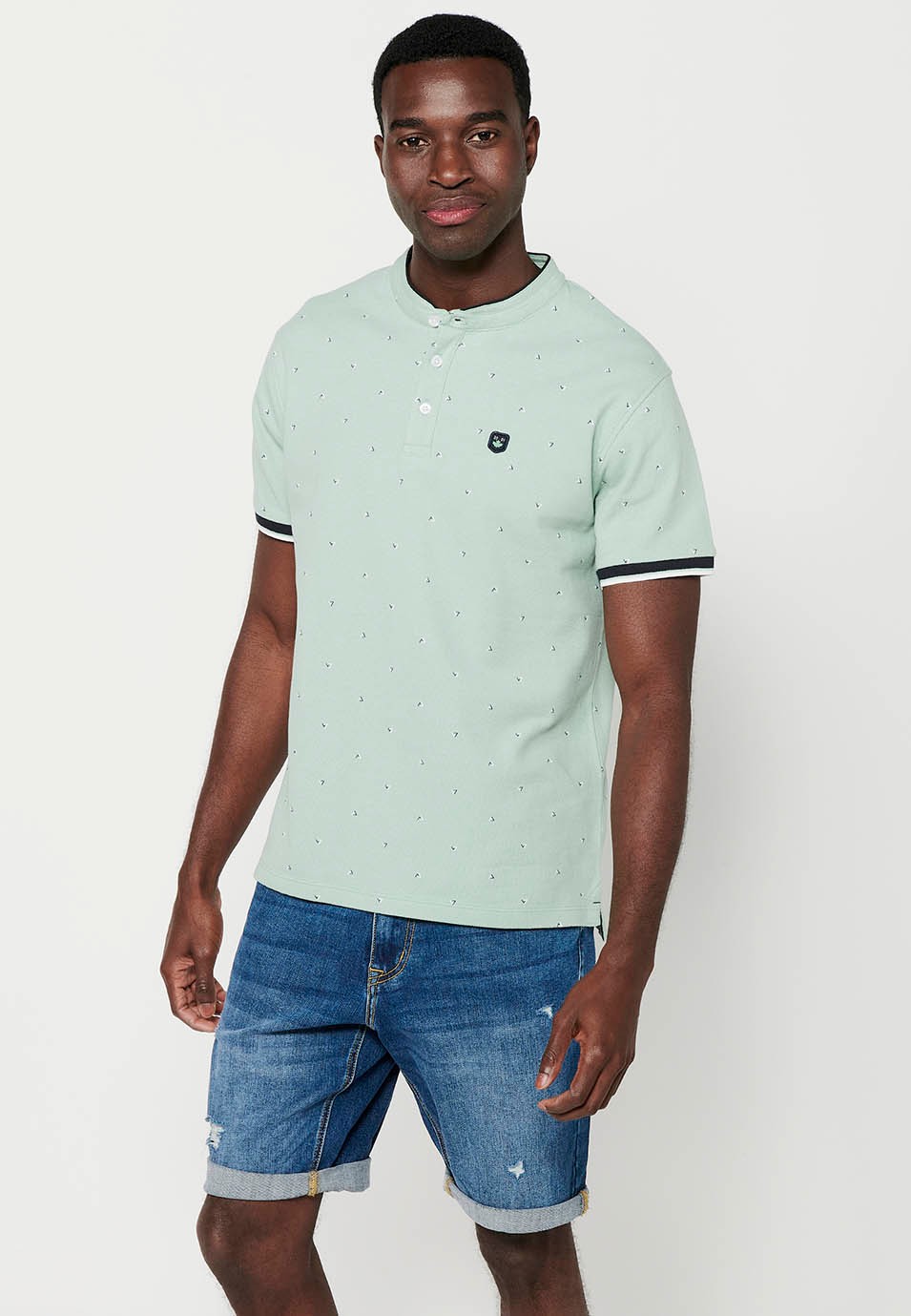 Short-sleeved Cotton Polo Shirt with Round Neck with Buttoned Opening and Finished with Khaki Side Cuts for Men