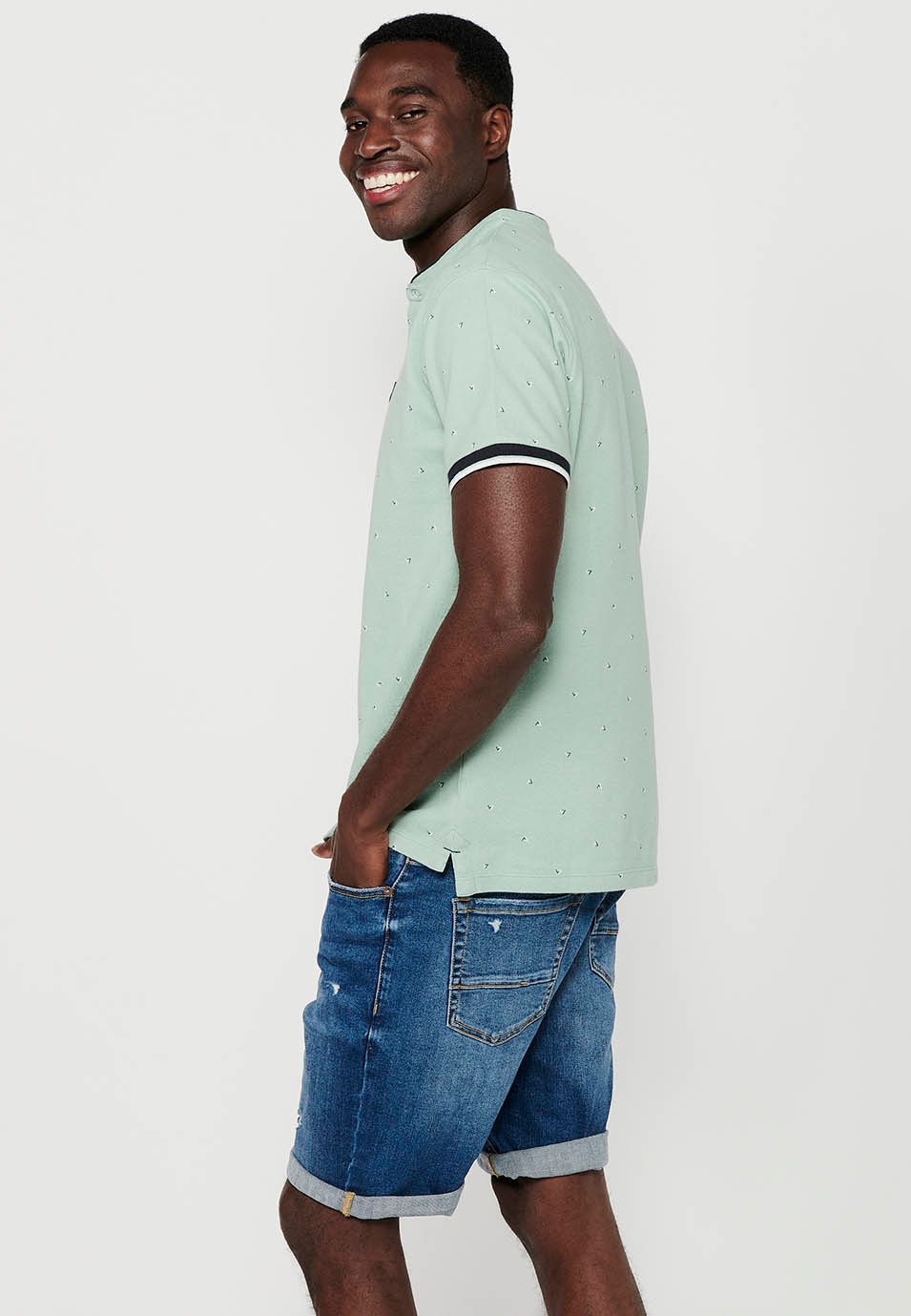 Kurzärmliges Baumwoll-Poloshirt mit Rundhalsausschnitt, geknöpfter Öffnung und khakifarbenen Seitenausschnitten für Herren 6