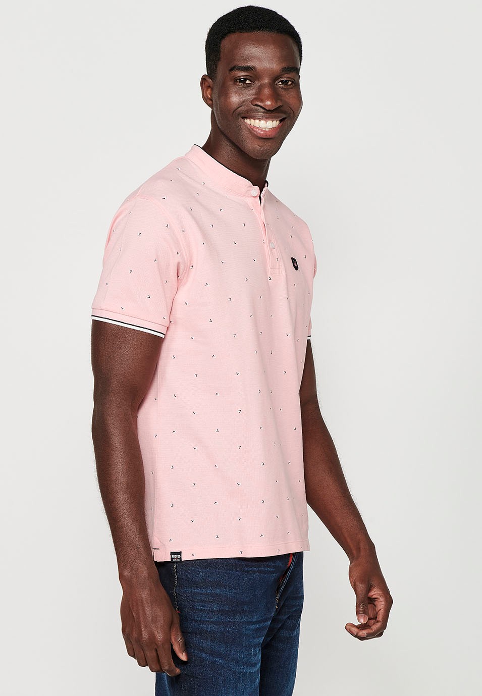 Polo en coton à manches courtes, col rond, ouverture boutonnée et finitions avec découpes latérales en rose pour homme