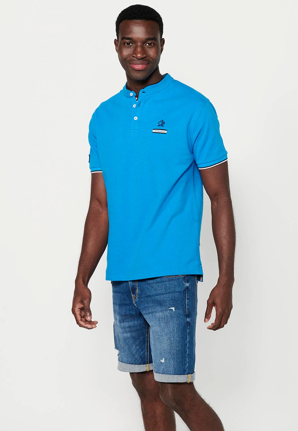 Kurzarm-Poloshirt aus Baumwolle mit geripptem Finish, Rundhalsausschnitt, geknöpfter Öffnung und Seitenschlitzen in Blau für Herren