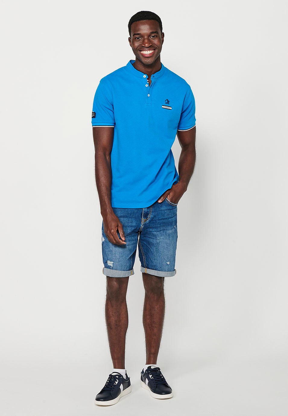 Kurzarm-Poloshirt aus Baumwolle mit geripptem Finish, Rundhalsausschnitt, geknöpfter Öffnung und Seitenschlitzen in Blau für Herren 6