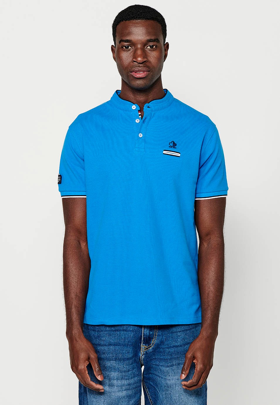 Kurzarm-Poloshirt aus Baumwolle mit geripptem Finish, Rundhalsausschnitt, geknöpfter Öffnung und Seitenschlitzen in Blau für Herren 2