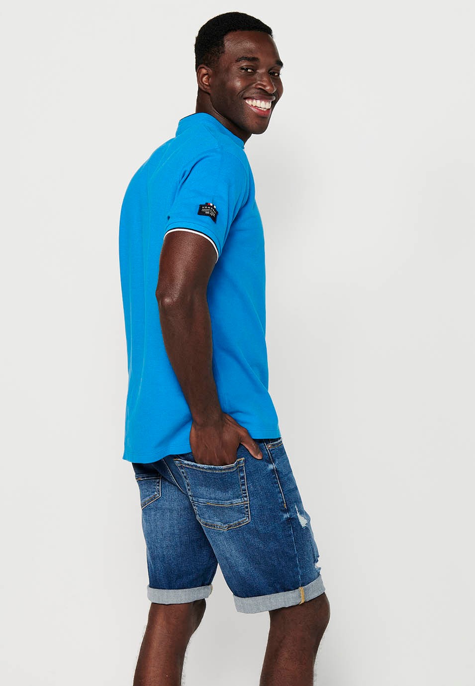 Kurzarm-Poloshirt aus Baumwolle mit geripptem Finish, Rundhalsausschnitt, geknöpfter Öffnung und Seitenschlitzen in Blau für Herren 5