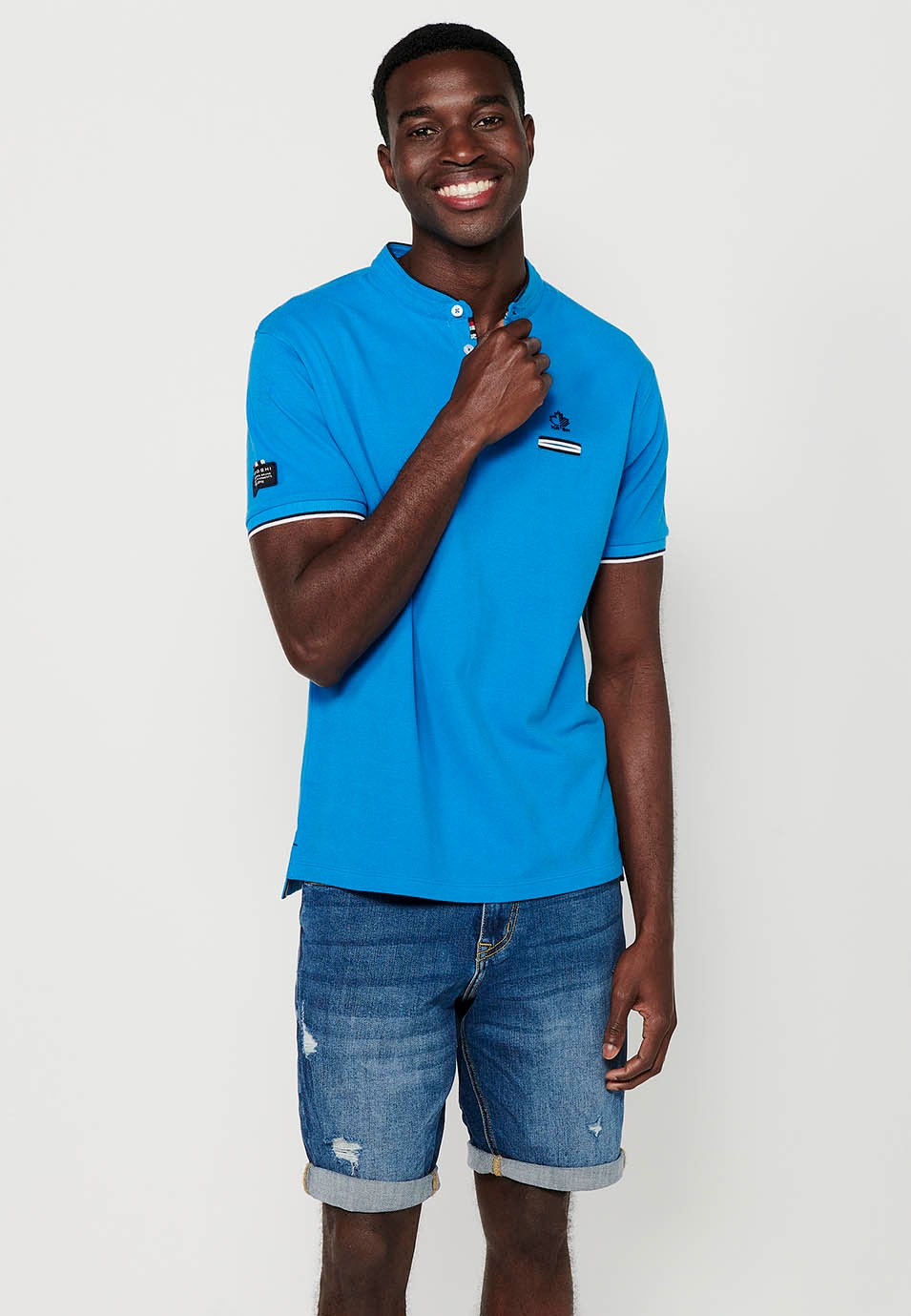 Kurzarm-Poloshirt aus Baumwolle mit geripptem Finish, Rundhalsausschnitt, geknöpfter Öffnung und Seitenschlitzen in Blau für Herren 4