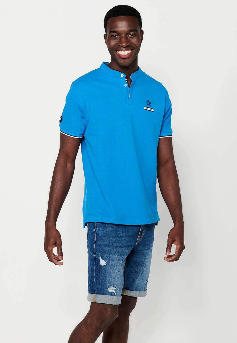 Kurzarm-Poloshirt aus Baumwolle mit geripptem Finish, Rundhalsausschnitt, geknöpfter Öffnung und Seitenschlitzen in Blau für Herren 3