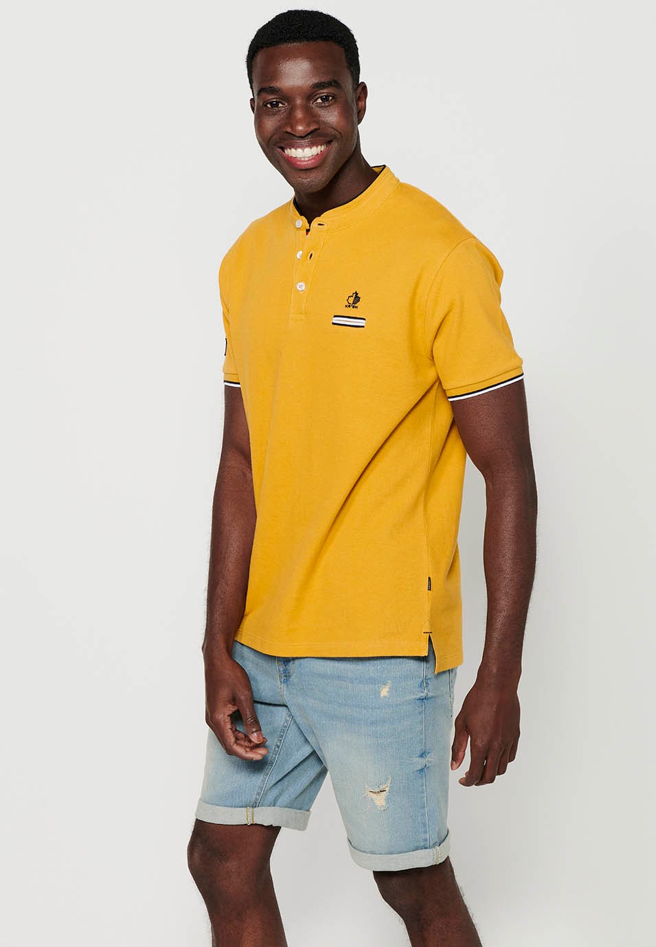 Short-sleeved cotton polo shirt with ribbed finish with round neck with buttoned opening and yellow side slits for men
