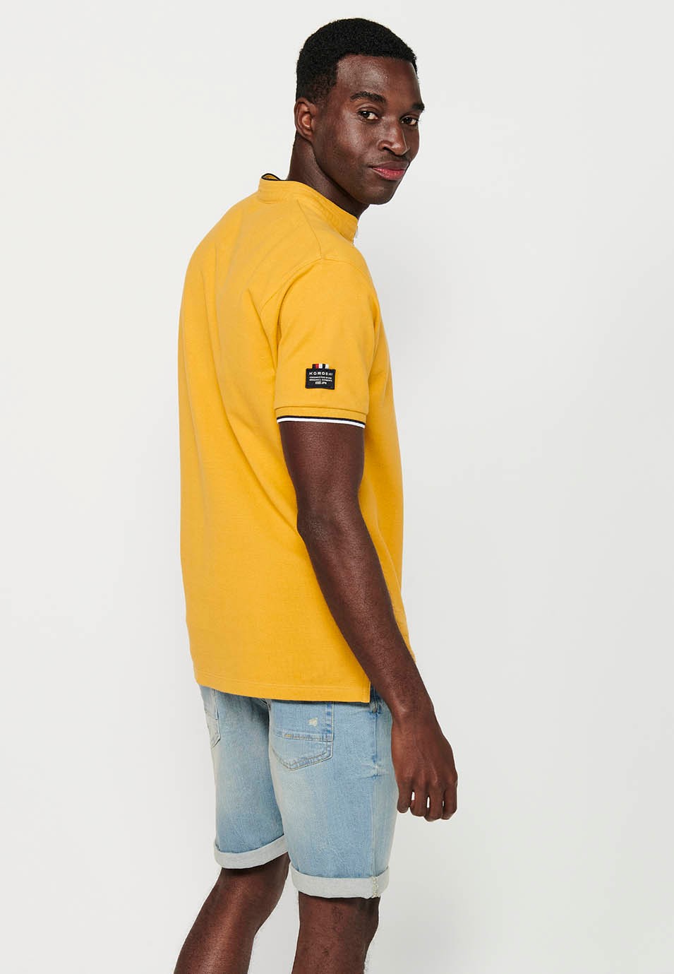 Short-sleeved cotton polo shirt with ribbed finish with round neck with buttoned opening and yellow side slits for men 4