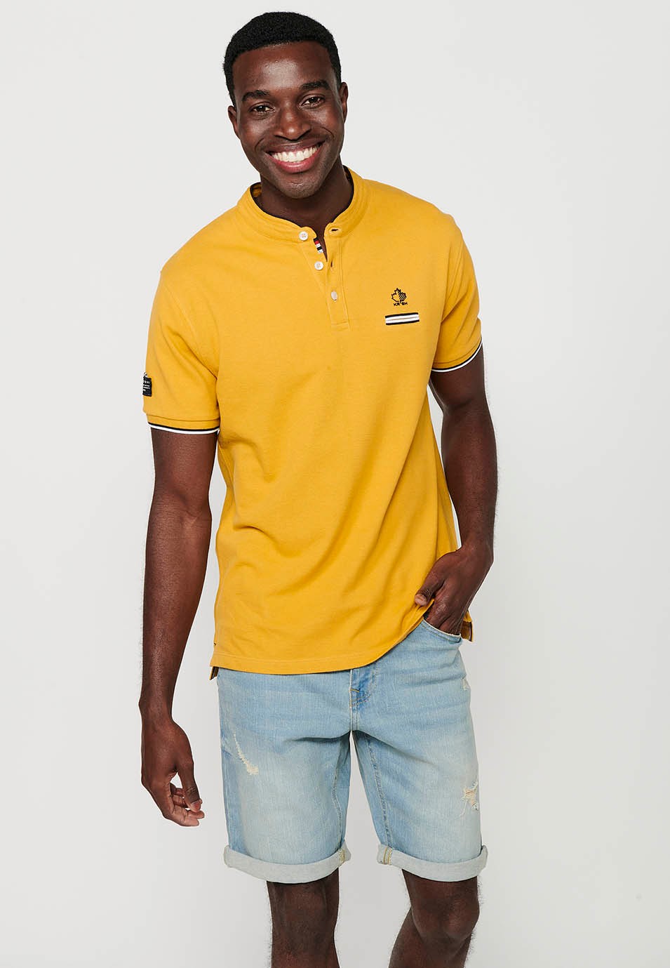 Short-sleeved cotton polo shirt with ribbed finish with round neck with buttoned opening and yellow side slits for men 3
